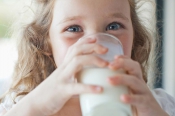 Giải đáp thắc mắc: Bé bị đầy bụng có nên uống sữa?