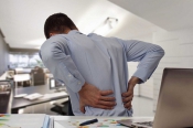 Giải Đáp: Đau thắt lưng ở nam giới là triệu chứng bệnh gì?